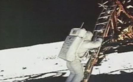 at_the_darkness_but_austronaut_is_so_clear.png